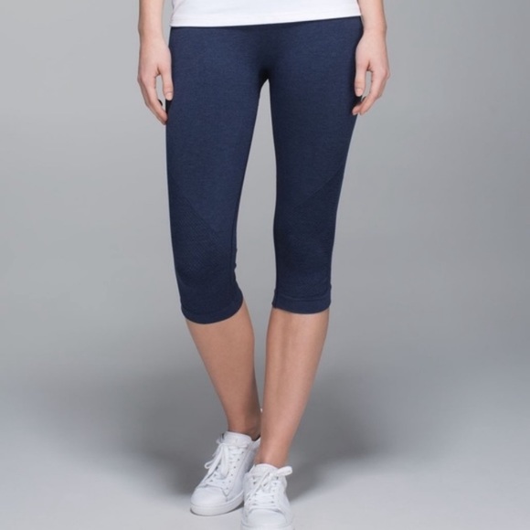 SOLD ✨Lululemon In The Flow Crops II Leggings✨ - Picture 2 of 7